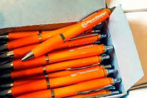 werbekugelschreiber-einfarbig-orange-lieferung-hg-raumdesign-goch